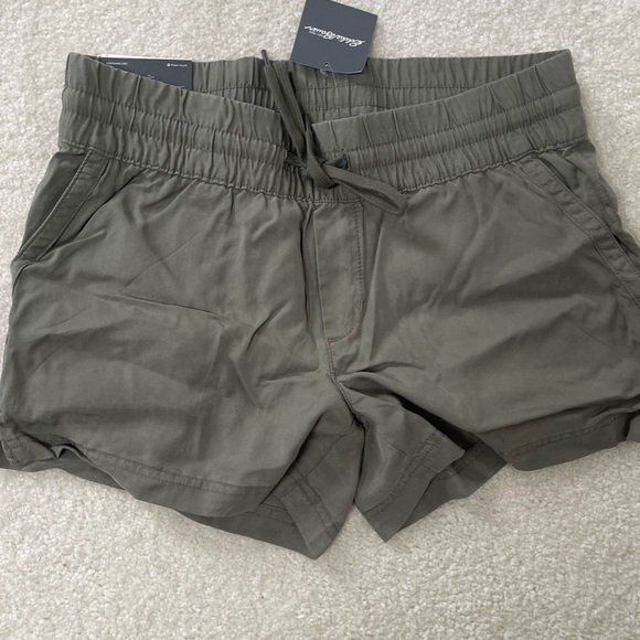 Eddie Bauer Pants - NWT Eddie Bauer Sz 6 shorts.  Olive /spring green